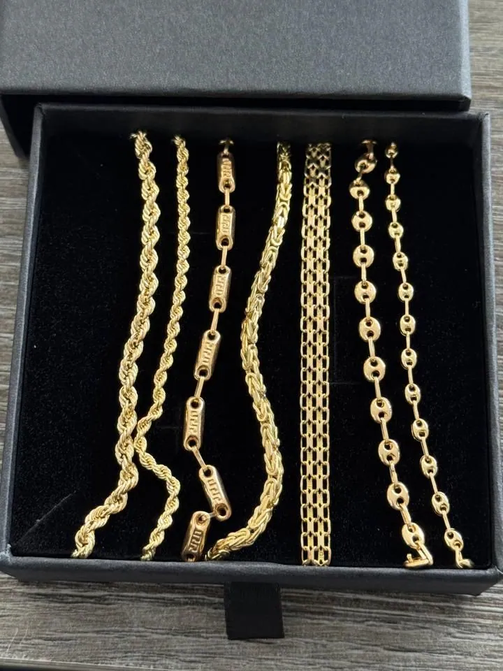 Estuche con cadenas en oro italiano de distintos tejidos